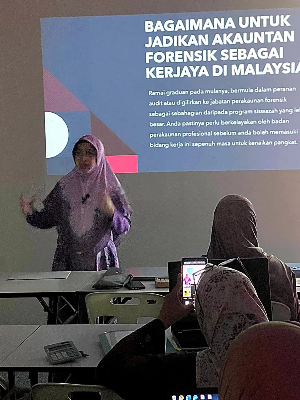 Trainer presenting a forensic accounting careers session to the class